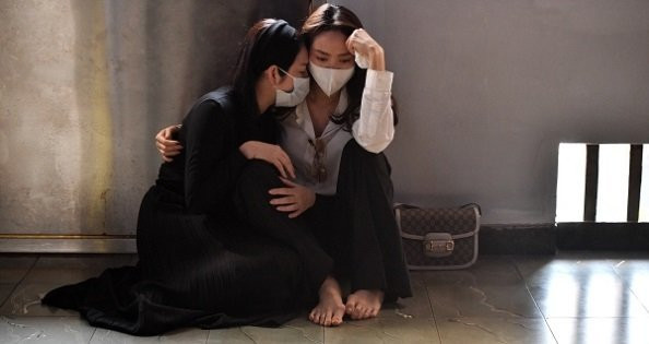 Lý Nhã Kỳ và Minh Hằng trong lễ tưởng niệm Minh Lộc. 