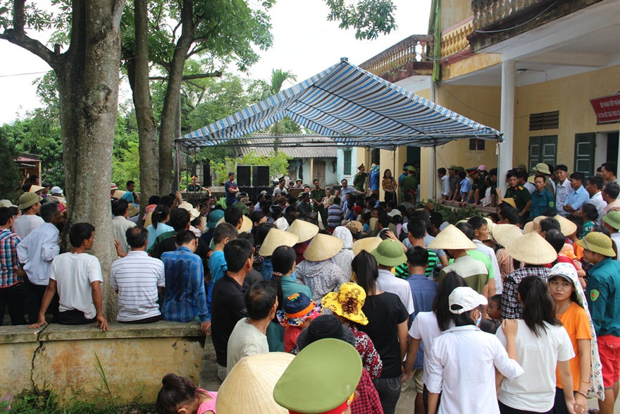  Đông đảo người dân trong buổi đối thoại.