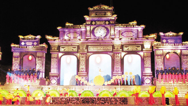 Cố đĩ Huế lung linh đâm khai mạc