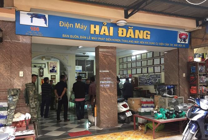 Lực lượng chức năng kiểm tra cửa hàng bán linh kiện, súng, đạn tại chợ Trời. Ảnh: M.Đ