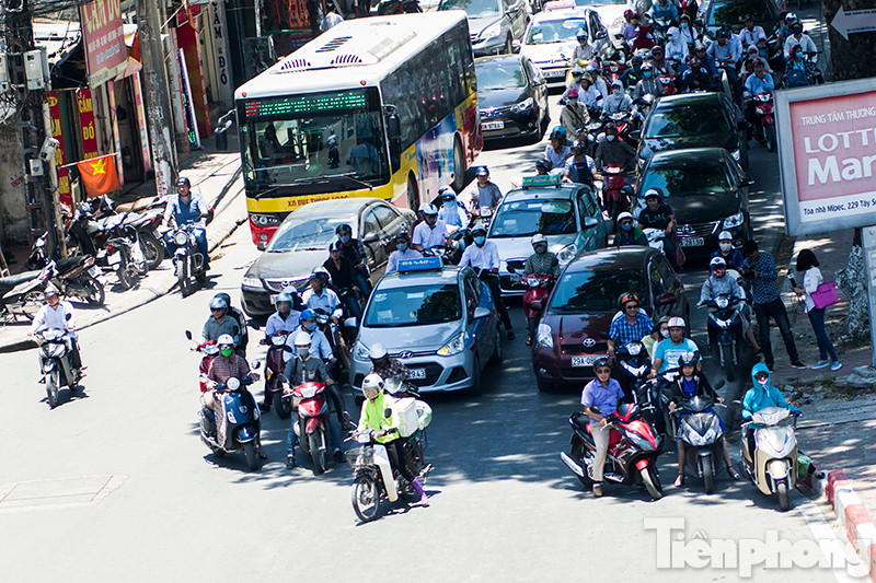Tại thủ đô Hà Nội nhiệt độ lên tới 39 độ C khiến nhiều người tìm cách 'trốn' trong bóng râm.