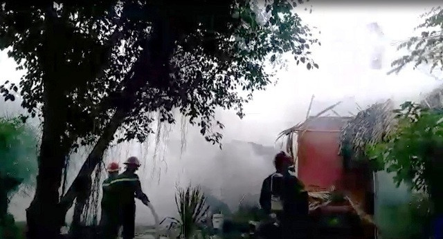 Khói lửa bốc lên nghi ngút từ vụ cháy.