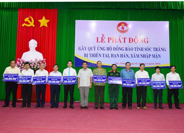 Ông Dương Sà Kha tiếp nhận ủng hộ.