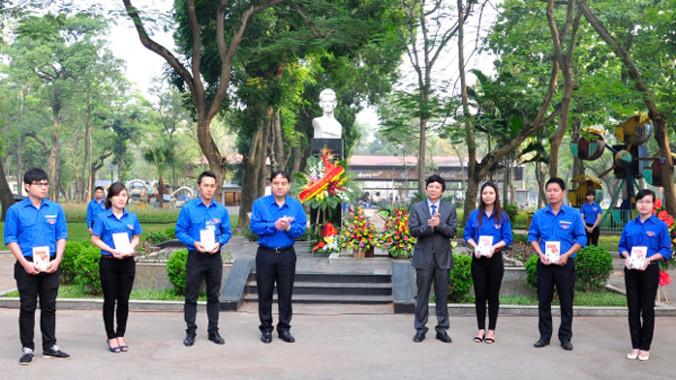  Bí thư thứ nhất T.Ư Đoàn Nguyễn Đắc Vinh và Trưởng ban Tuyên giáo Thành ủy Hà Nội Hồ Quang Lợi tặng thanh niên Thủ đô cuốn sách “Sống như anh”. Ảnh: Đông Hà