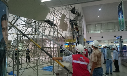 Lúc 7 giờ 50 ngày 11/3, vách bao che bị nghiêng.