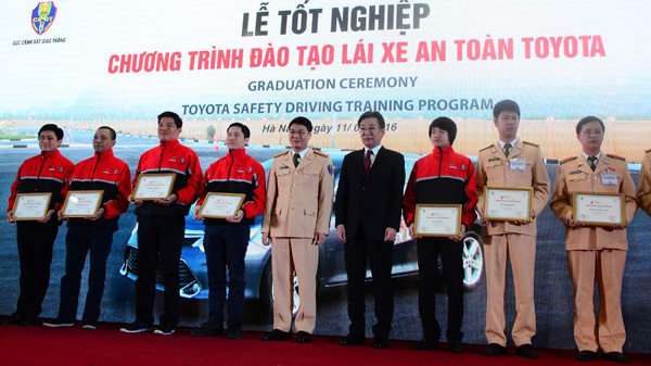 Trao bằng tốt nghiệp cho các học viên.