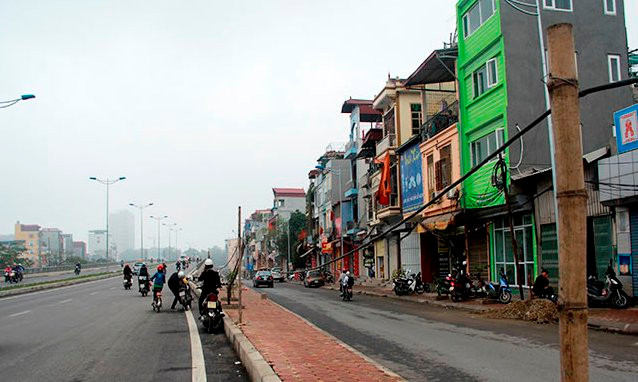 Cột điện bằng cọc tre trên đường nghìn tỷ ở Hà Nội