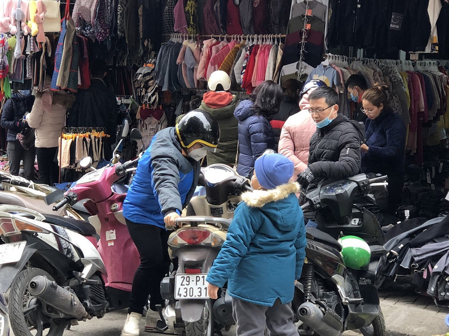 Người dân đổ xô đi mua quần áo lạnh tại các vỉa hè