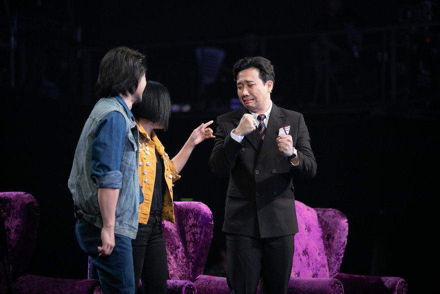 Trấn Thành không nén được xúc động, bật khóc trên ghế nóng.