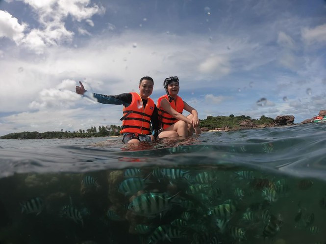 Hành động ngồi lên san hô của Quang Vinh và Phạm Quỳnh Anh bị cho là thiếu hiểu biết.