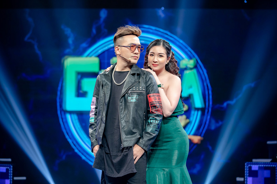 Ca sĩ Dương Ngọc Thái và vợ Triệu Ái Vy. 