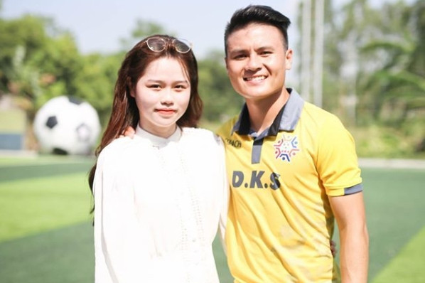 Huỳnh Anh bị chê kém sắc và thường bị so sánh với tình cũ của Quang Hải là Nhật Lê. 