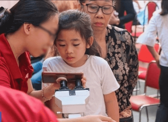 Bé Lavie và bà nội.