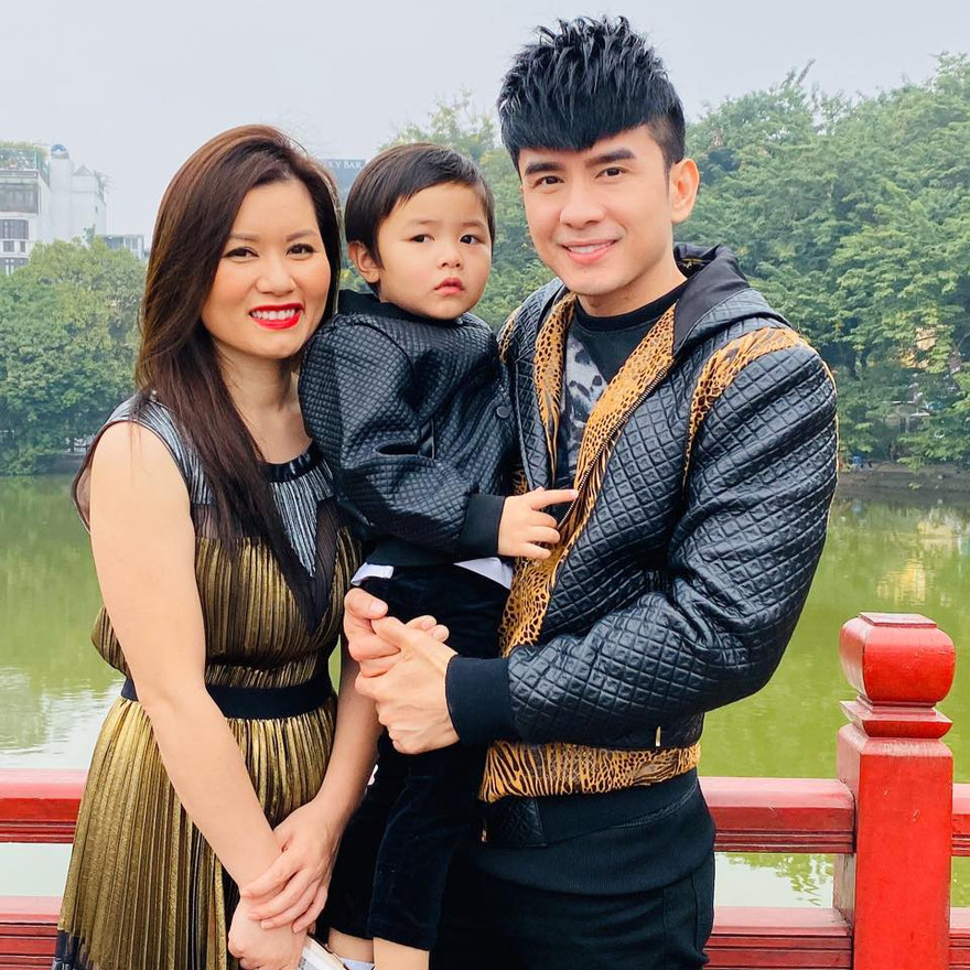 Đan Trường và bà xã Thủy Tiên cùng con trai Thiên Từ. 
