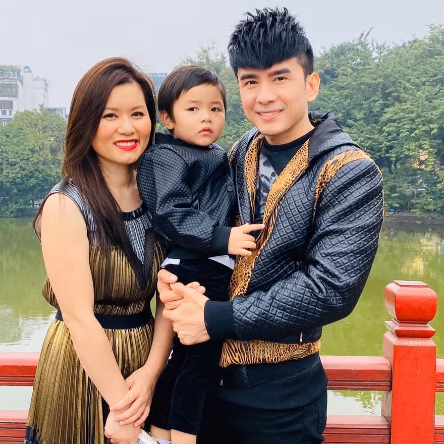 Đan Trường và bà xã Thủy Tiên cùng con trai Thiên Từ. 