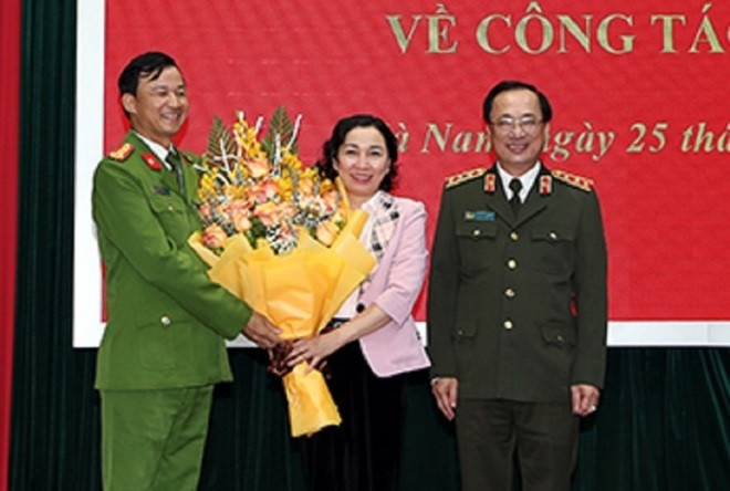 Đại tá Trần Minh Tiến (bìa trái) được bổ nhiệm giữ chức vụ Giám đốc Công an tỉnh Lâm Đồng. Ảnh: CAND