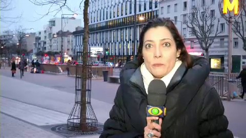 Blota đang tác nghiệp trước khi cô và đồng nghiệp người da màu là quay phim Fernando bị các CĐV Đức tấn công.