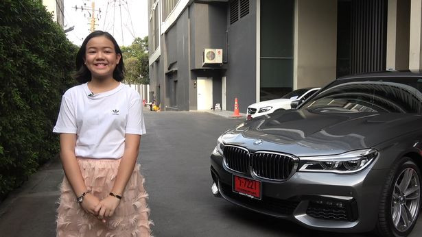 Natthanan Sanunrat chụp ảnh bên chiếc xe BMW do chính cô bé mua.