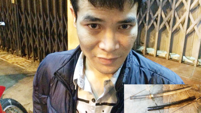 Long và chiếc kiếm Nhật bị công an thu giữ (ảnh nhỏ).