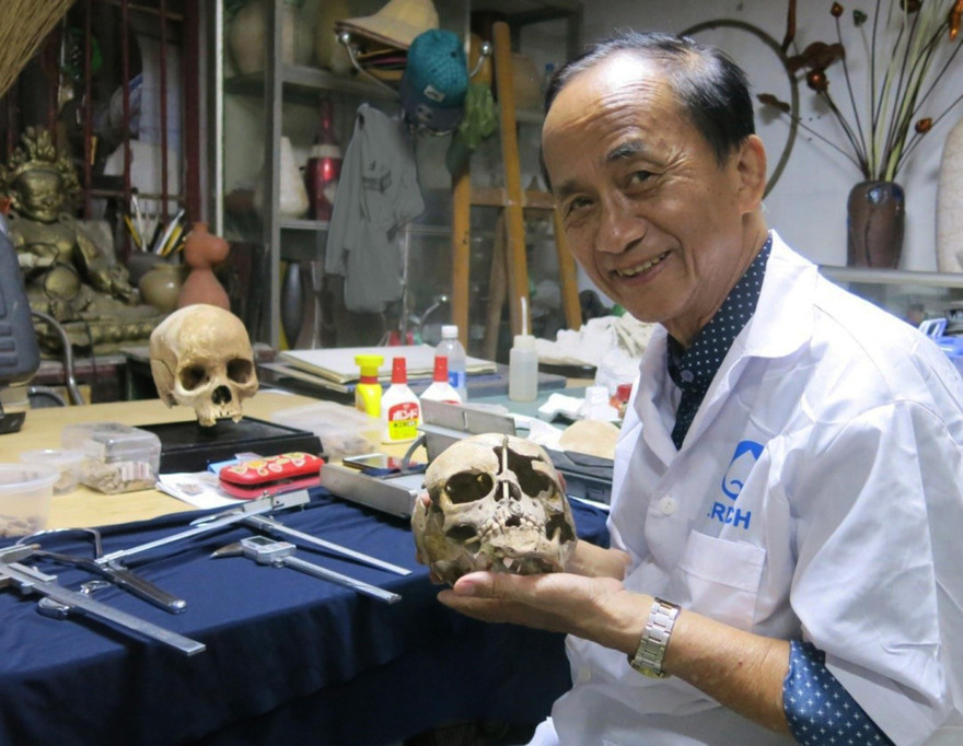 PGS.TS. Nguyễn Lân Cường và sọ bé gái tiền sử 4 tuổi đã được phục nguyên.