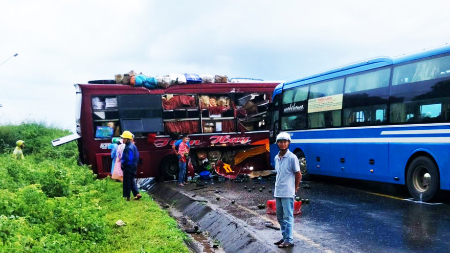 Hiện trường hai xe khách đâm nhau
