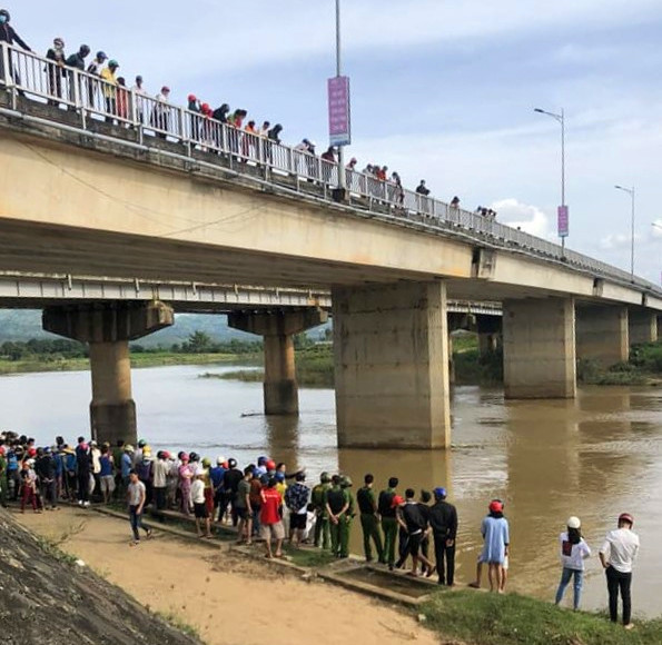 Dân chúng tập trung theo dõi các lực lượng phối hợp mò vớt thiếu nữ