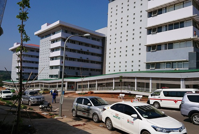 Xe đậu khắp nơi trong Bệnh viện Vùng Tây Nguyên