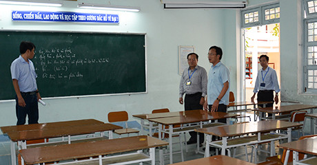 Kiểm tra công tác chuẩn bị cho kỳ thi (ảnh M.Trâm)