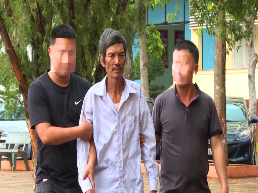 Công an dẫn giải Đặng Văn Sự về trụ sở