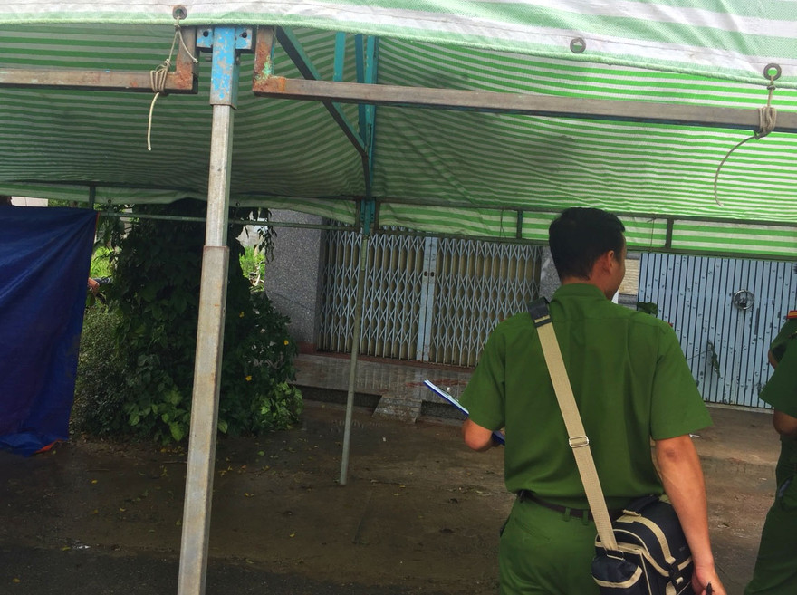 Cơ quan chức năng đang khám nghiệm hiện trường