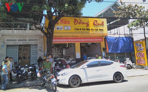 Ô tô của Trần Văn Nghĩa trước quán cơm Đồng Quê thời điểm Nghĩa bị bắt quả tang nhận 50 triệu đồng. Ảnh: VOV