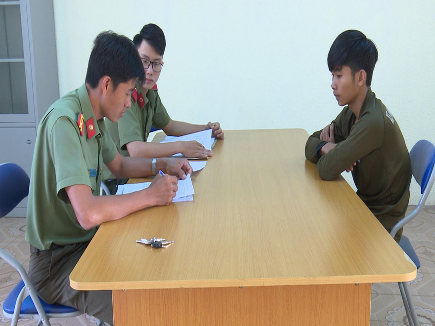 Công an lấy lời khai của đối tượng Nguyễn Cao Dĩ