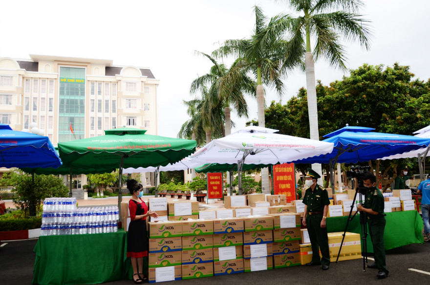 Đại diện báo Tiền Phong chuyển quà tặng 8 Trạm-Chốt biên giới cho Bộ chỉ huy Bộ đội biên phòng tỉnh Đắk Lắk