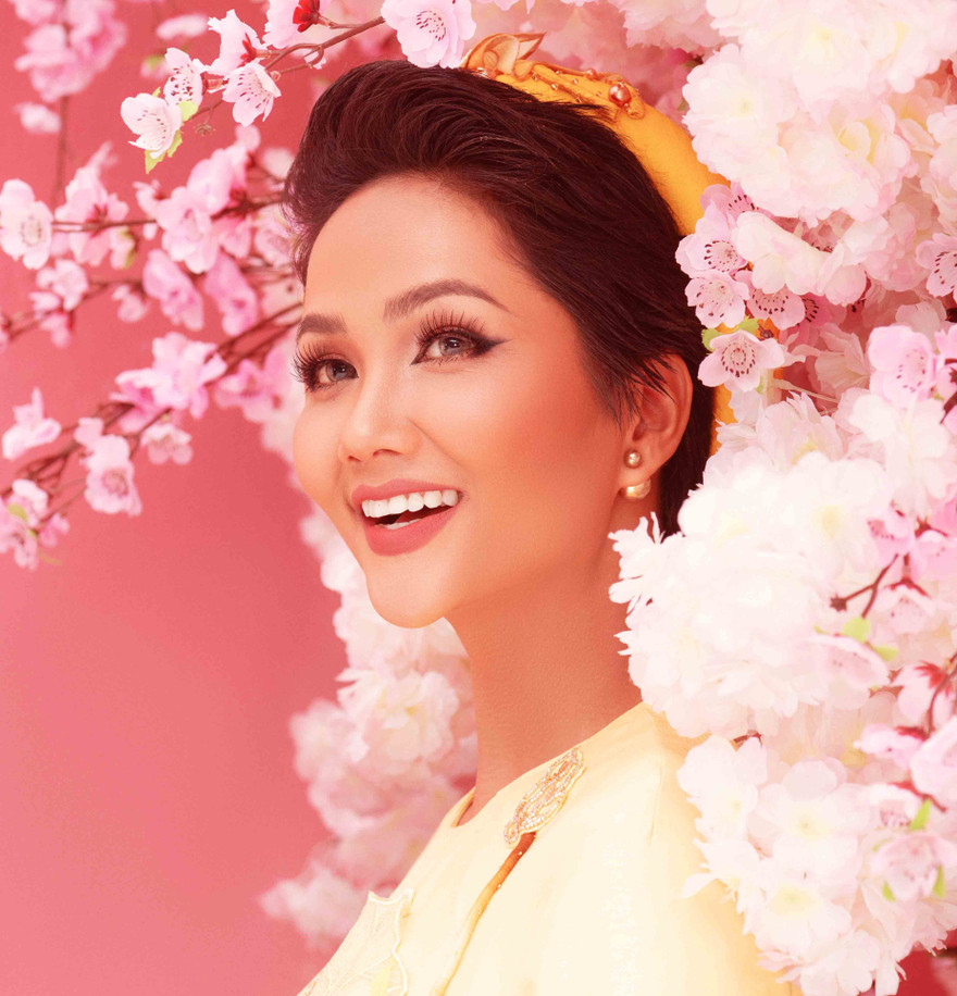 Hoa hậu H’Hen Niê xinh đẹp đón Tết Kỷ Dậu