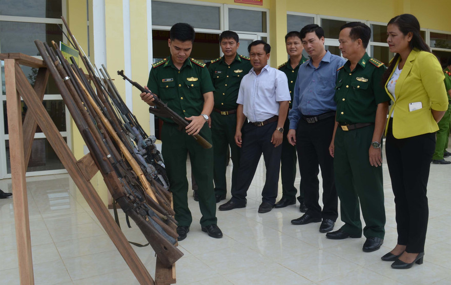 Trưng bày vũ khí tàng trữ trái phép đã thu hồi