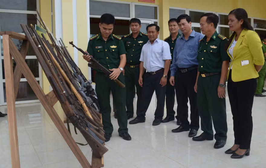 Trưng bày vũ khí tàng trữ trái phép đã thu hồi
