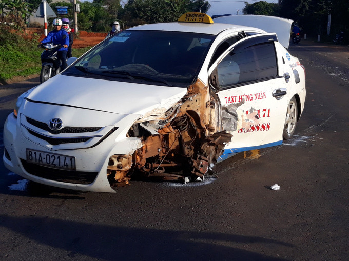 Chiếc taxi chở pháo lậu tháo chạy va đụng rơi bánh xe