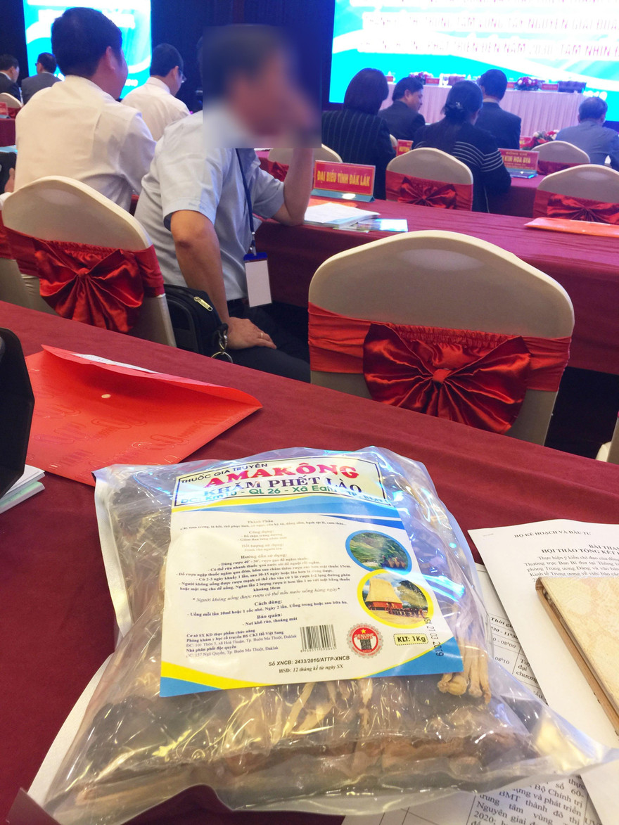 Túi "thuốc gia truyền Ama Kông Khăm Phết Lào" tặng quan khách dự hội nghị