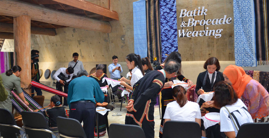 Trải nghiệm dệt thổ cẩm và vẽ Batik trong cuộc giao lưu