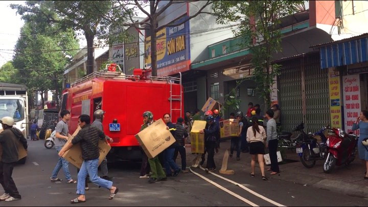 Lực lượng cảnh sát giúp dân chuyển vật dụng ra khỏi đám cháy 