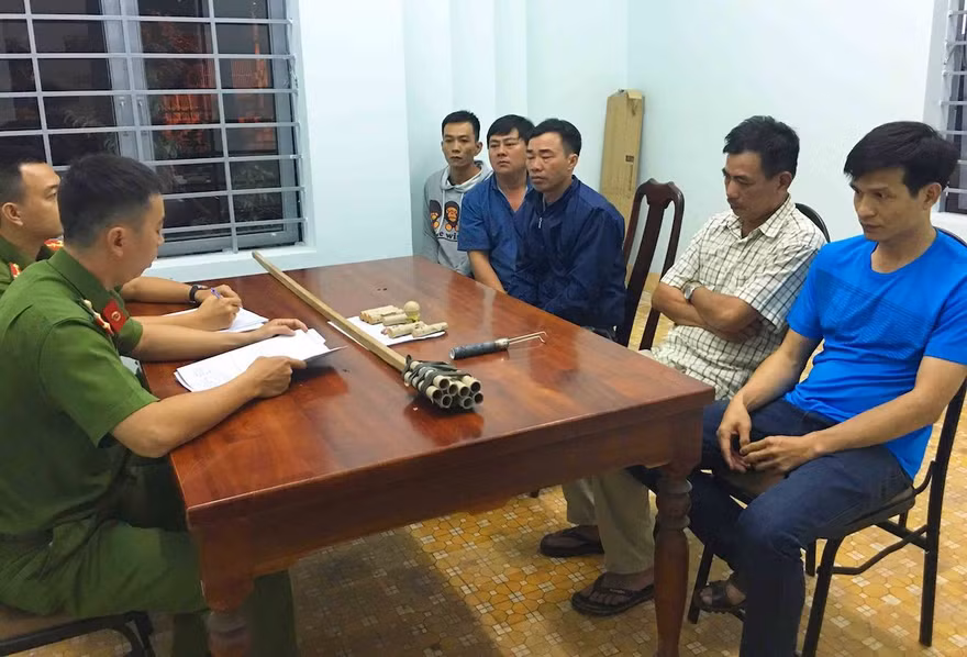 Năm người đốt pháo đêm giao thừa bị công an phát hiện, xử lý.