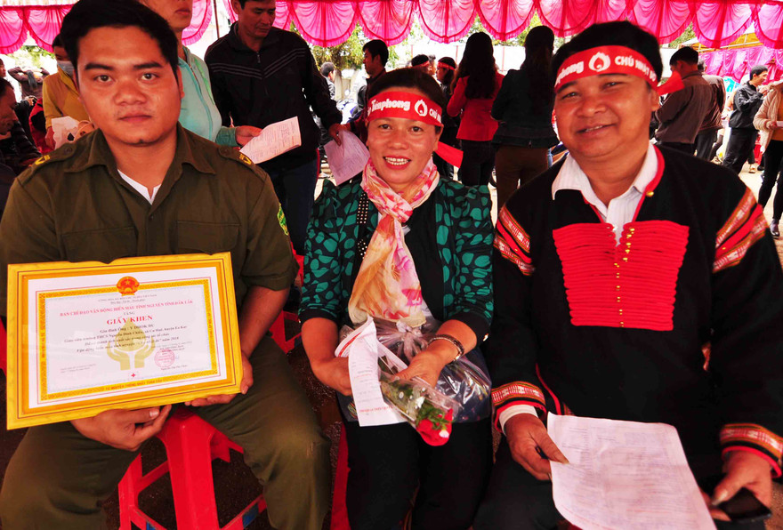 ia đình thầy giáo Y D’hok Du được nhận Giấy khen tại Chủ Nhật Đỏ 