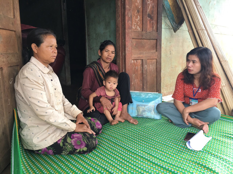 Người thân chị Y Hồng báo cáo sự việc với cán bộ xã 