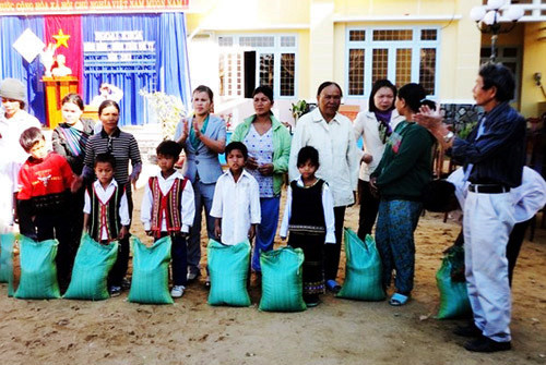 Cấp gạo cho học sinh nghèo (ảnh Lê Nhuận)