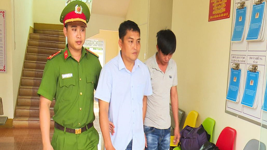 Dẫn giải 2 đối tượng Sơn và Công về trại giam