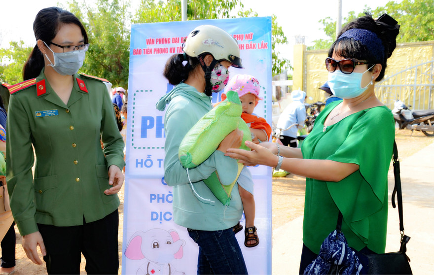 Chương trình tặng 4 tấn gạo cho phụ nữ nghèo vùng biên giới