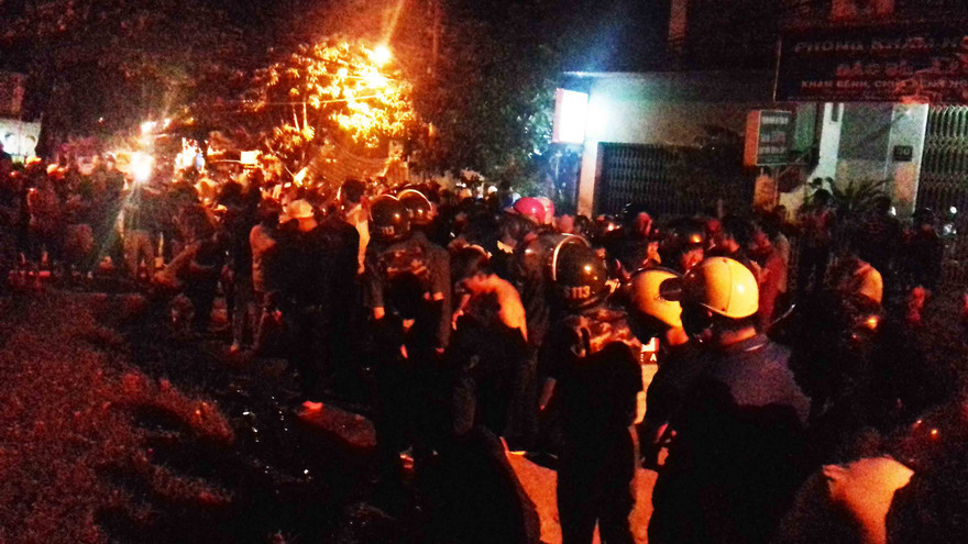 Dân chúng hiếu kỳ tại hiện trường vụ án 