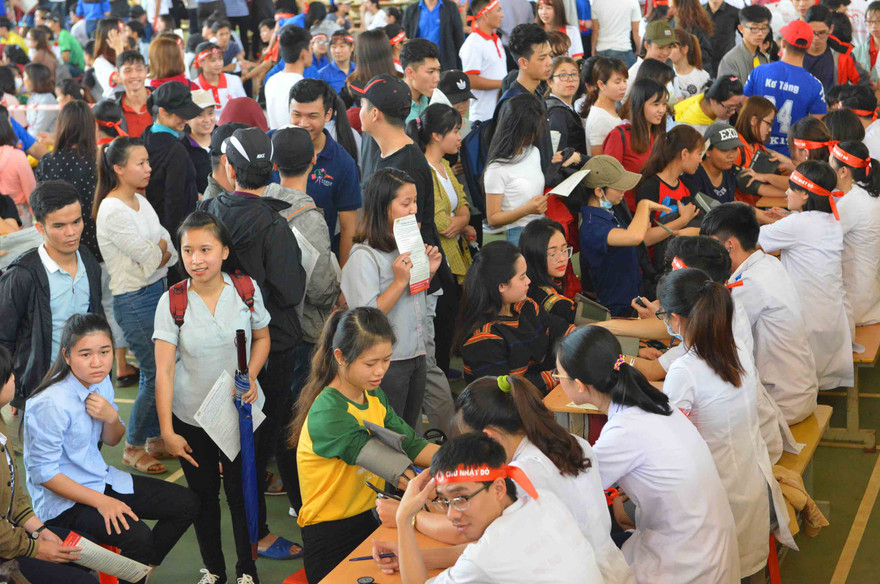 Sinh viên các dân tộc Tây Nguyên tấp nập hiến máu