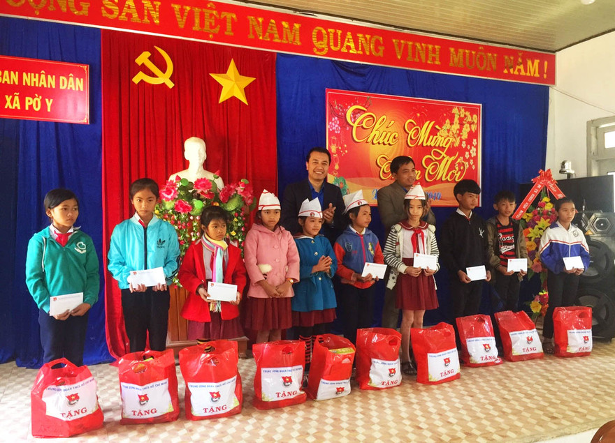 Đoàn tặng quà cho học sinh nghèo vượt khó xã Pờ Y