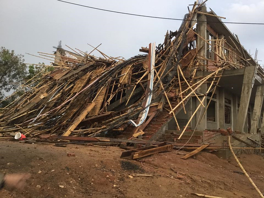 Lốc xoáy giật sập mái nhà thờ đang xây